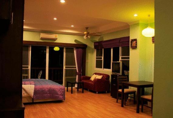 Hill Top Service Suites Bang Lamung Quarto foto
